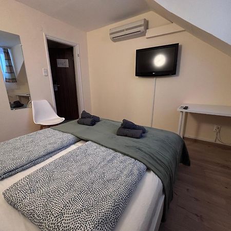 Airportmax Panzio Bed & Breakfast Vecses Exterior photo