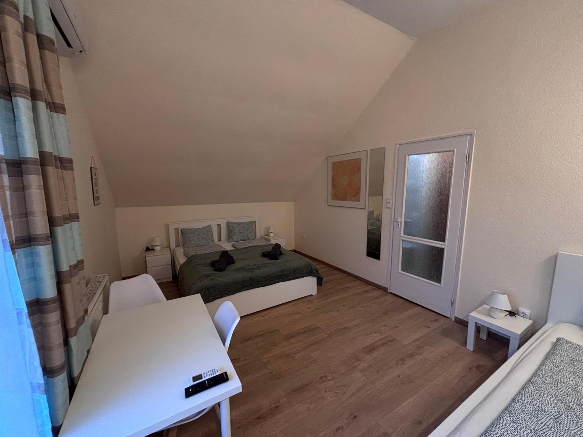 Airportmax Panzio Bed & Breakfast Vecses Exterior photo