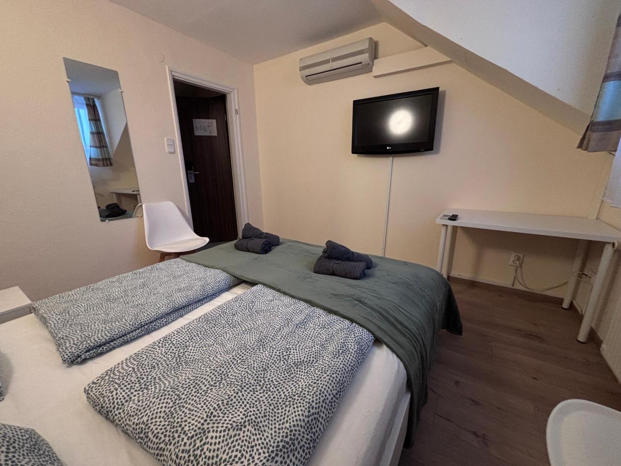 Airportmax Panzio Bed & Breakfast Vecses Exterior photo