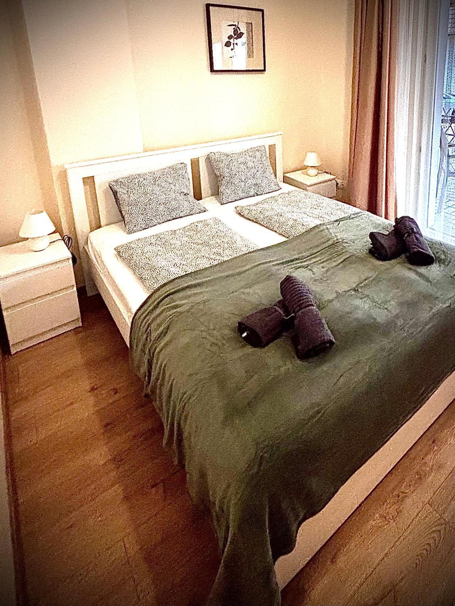 Airportmax Panzio Bed & Breakfast Vecses Exterior photo