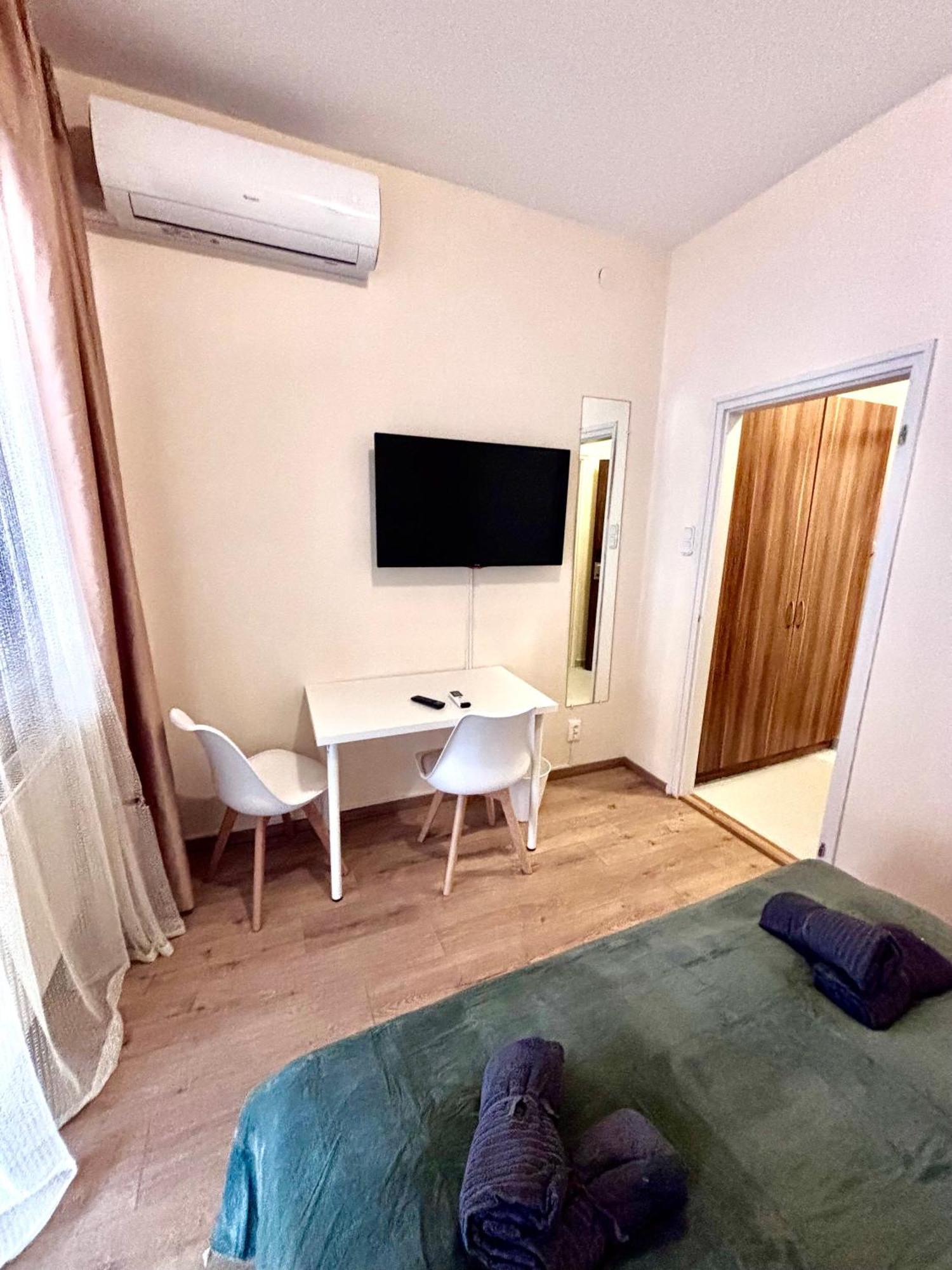 Airportmax Panzio Bed & Breakfast Vecses Exterior photo