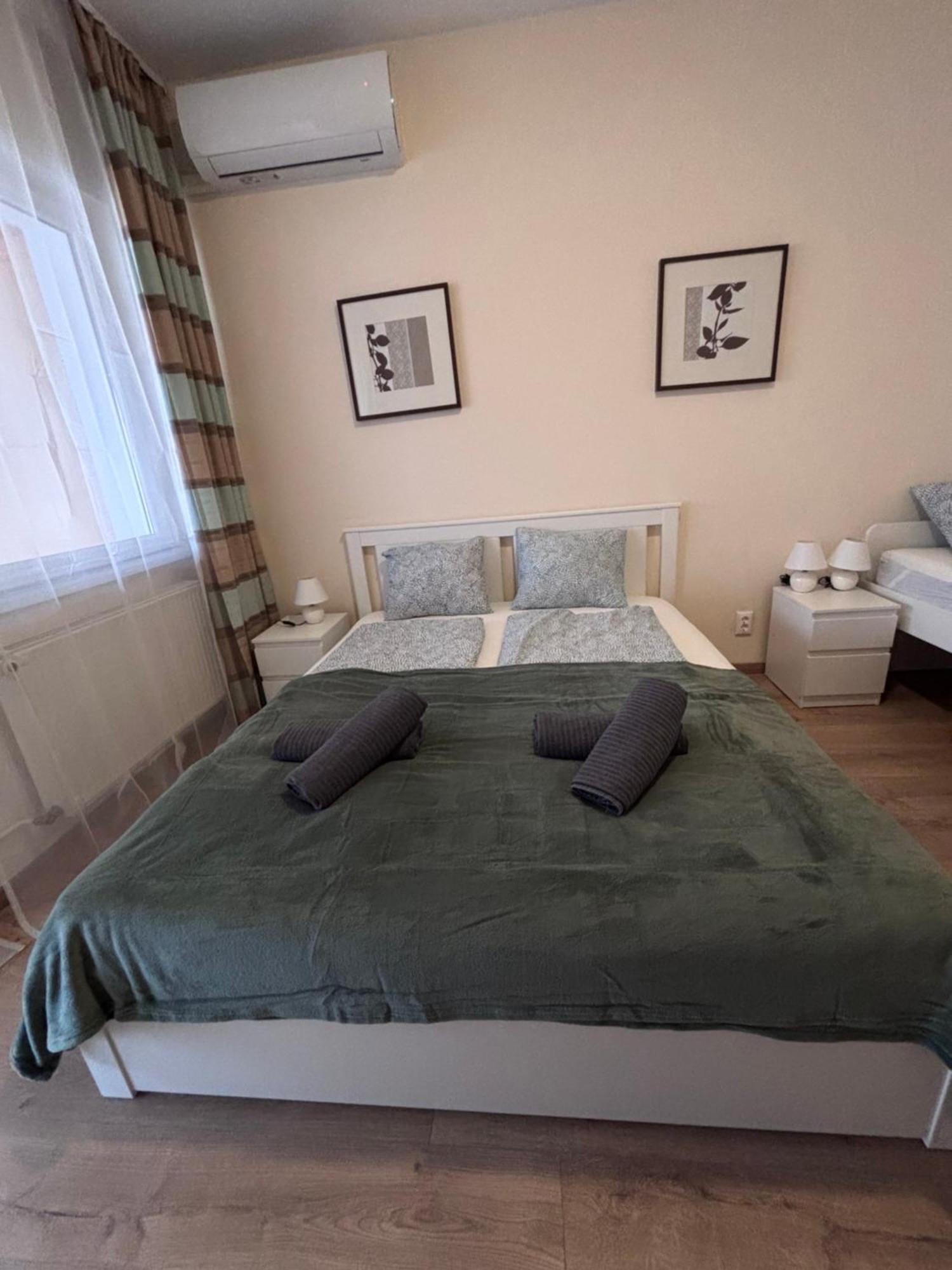 Airportmax Panzio Bed & Breakfast Vecses Exterior photo