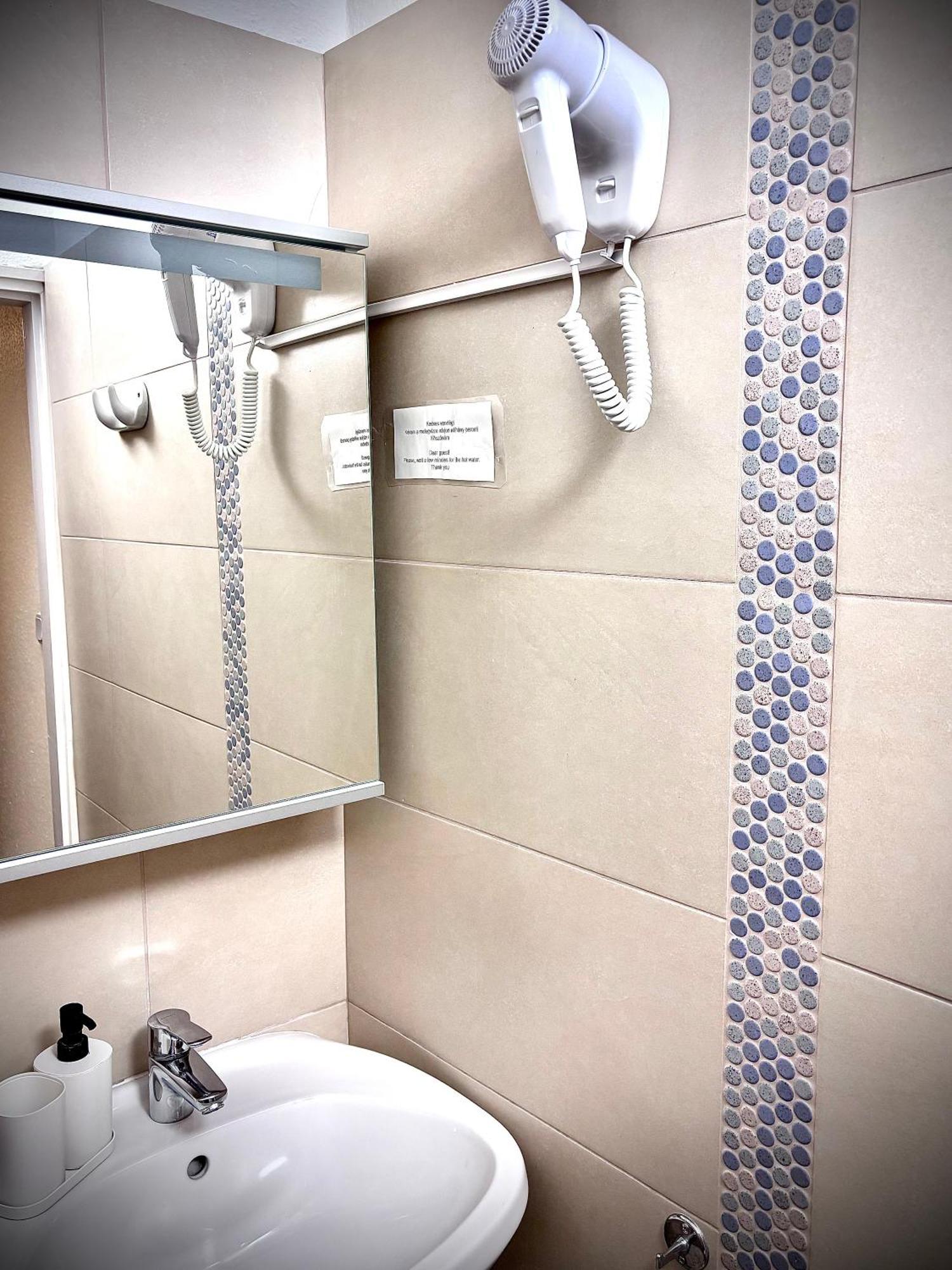 Airportmax Panzio Bed & Breakfast Vecses Exterior photo