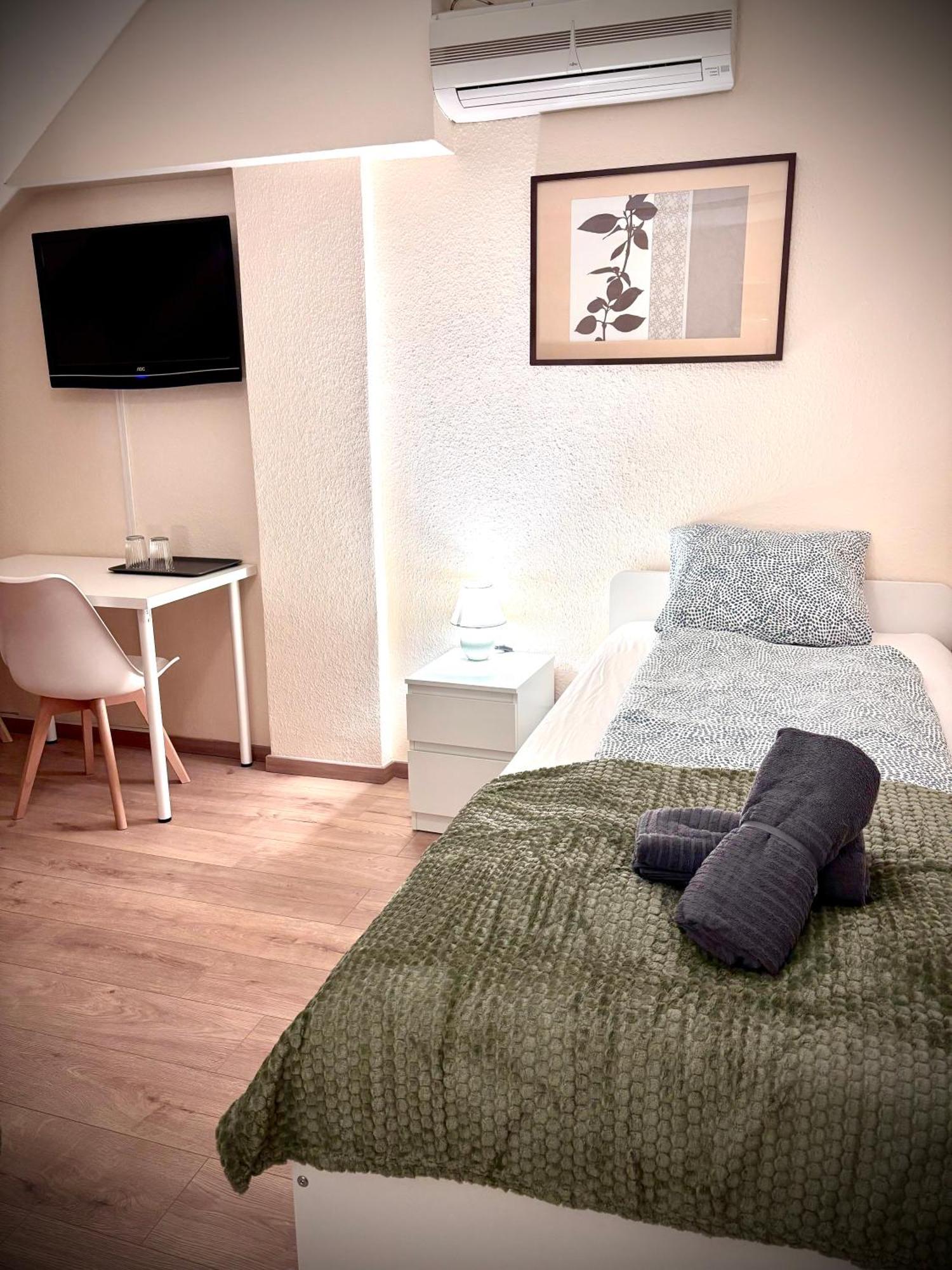 Airportmax Panzio Bed & Breakfast Vecses Exterior photo