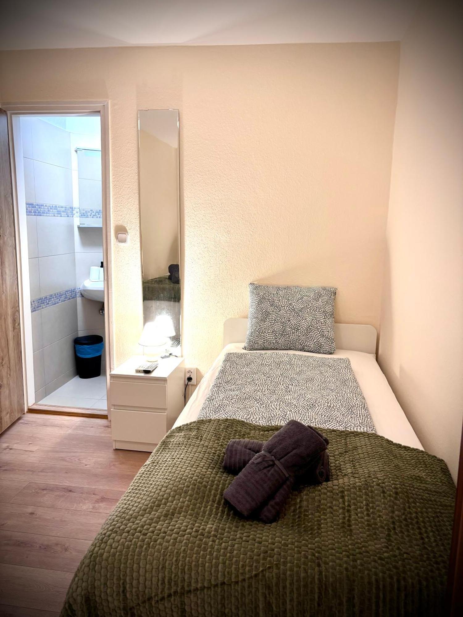 Airportmax Panzio Bed & Breakfast Vecses Exterior photo