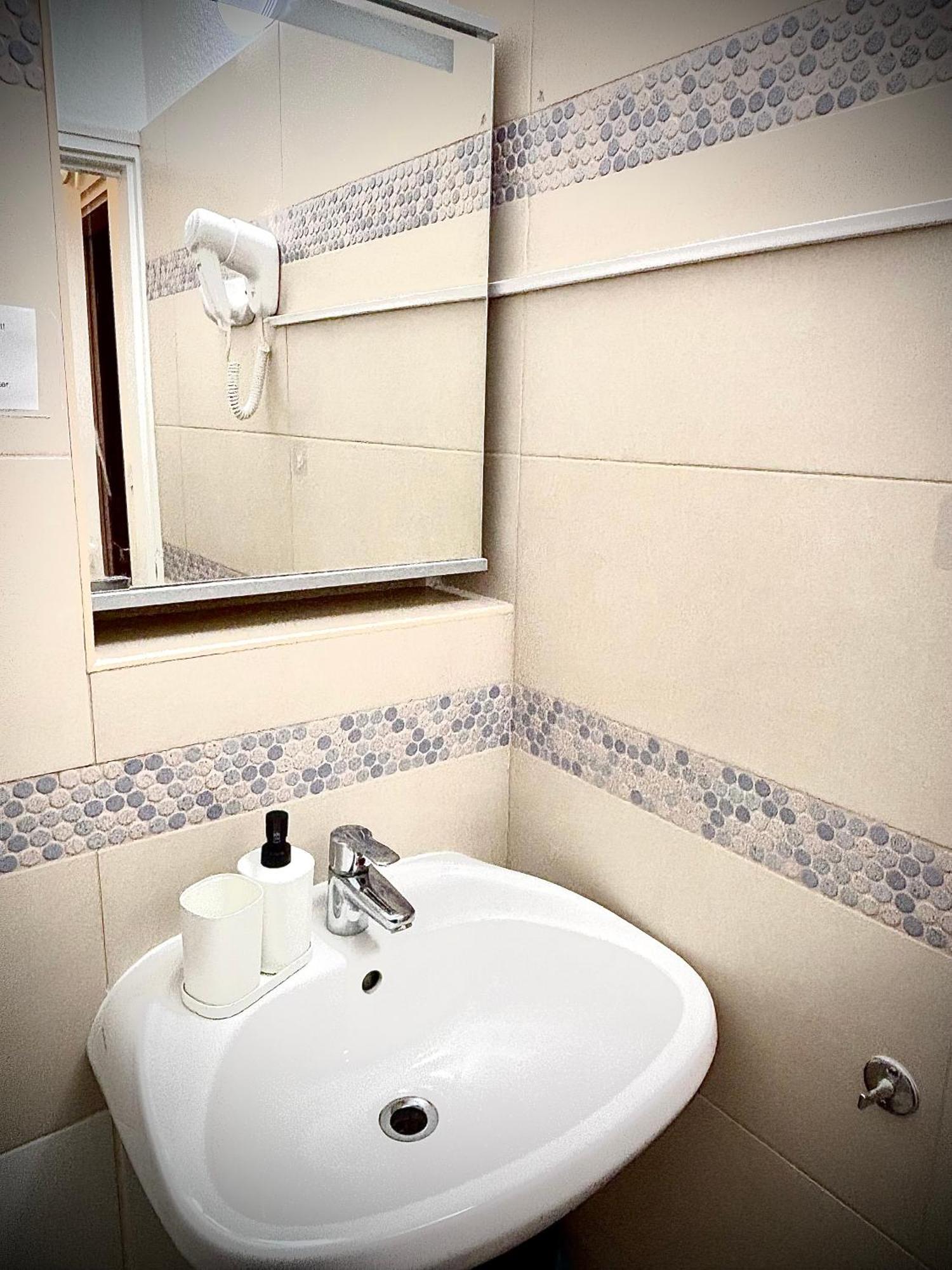 Airportmax Panzio Bed & Breakfast Vecses Exterior photo