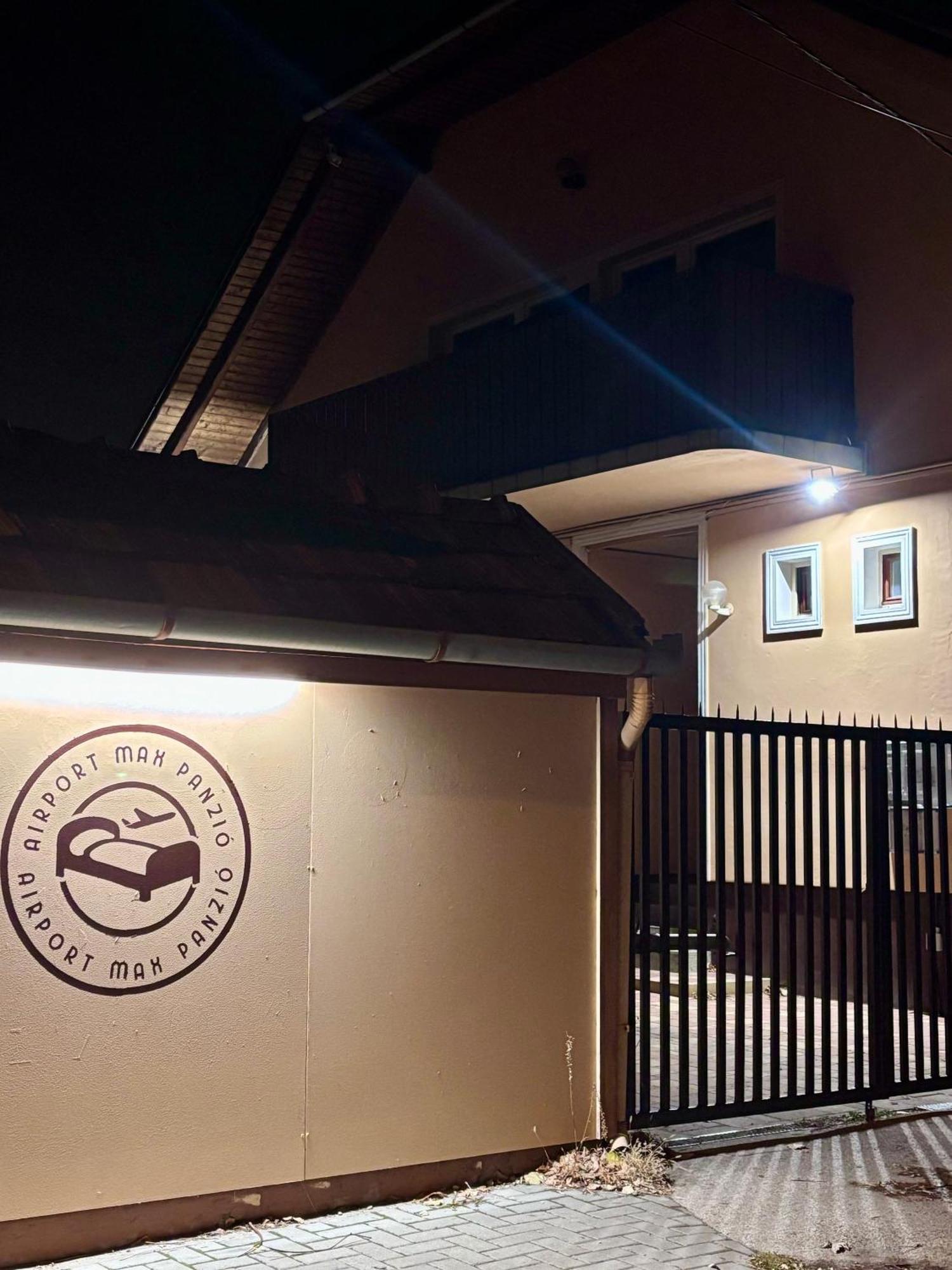 Airportmax Panzio Bed & Breakfast Vecses Exterior photo
