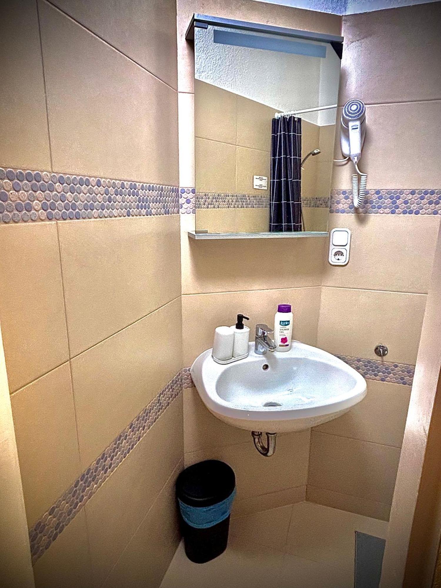 Airportmax Panzio Bed & Breakfast Vecses Exterior photo