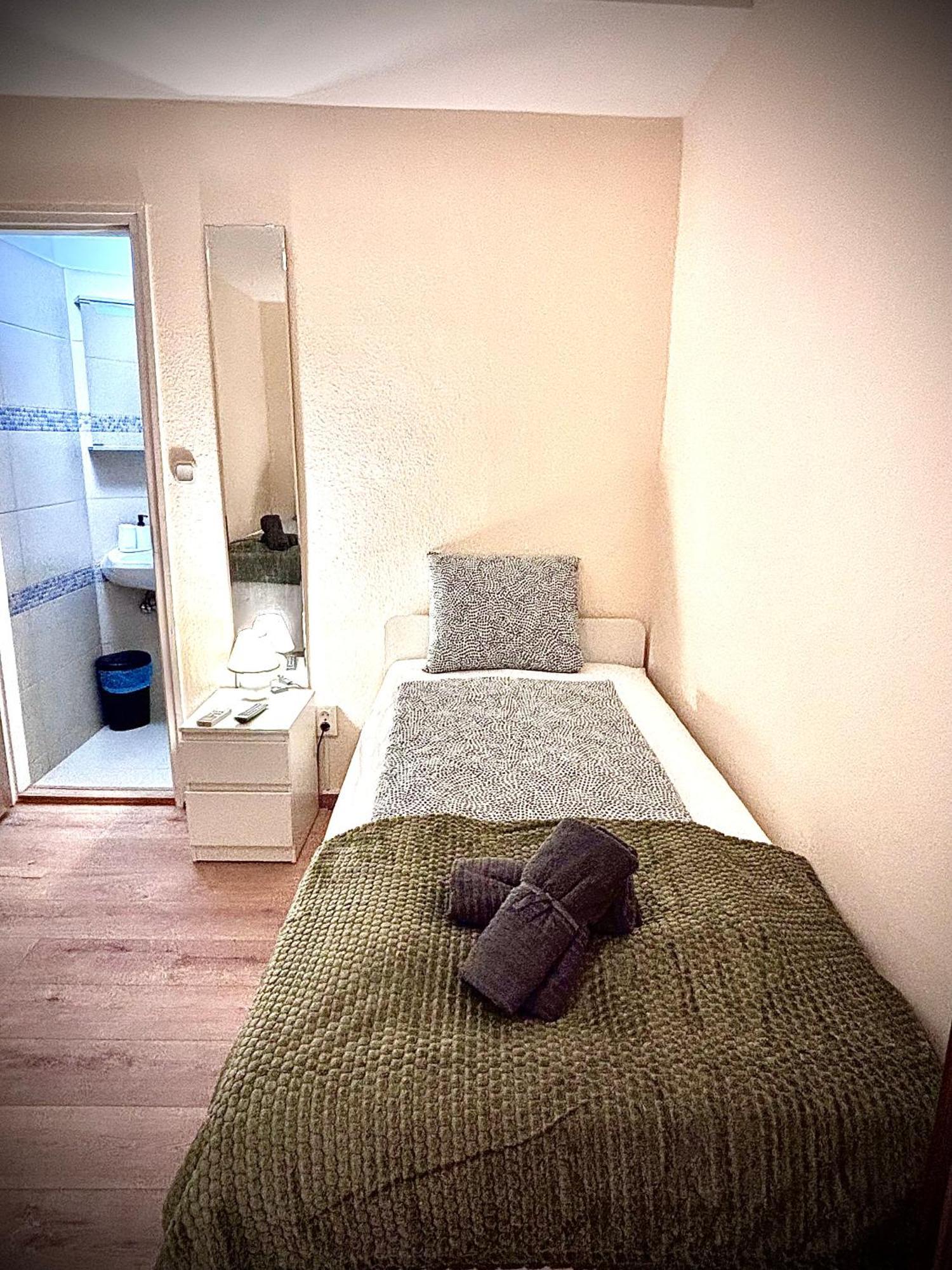 Airportmax Panzio Bed & Breakfast Vecses Exterior photo